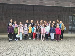 Grupa dzieci i młodzieży przed wejściem do Hydropolis