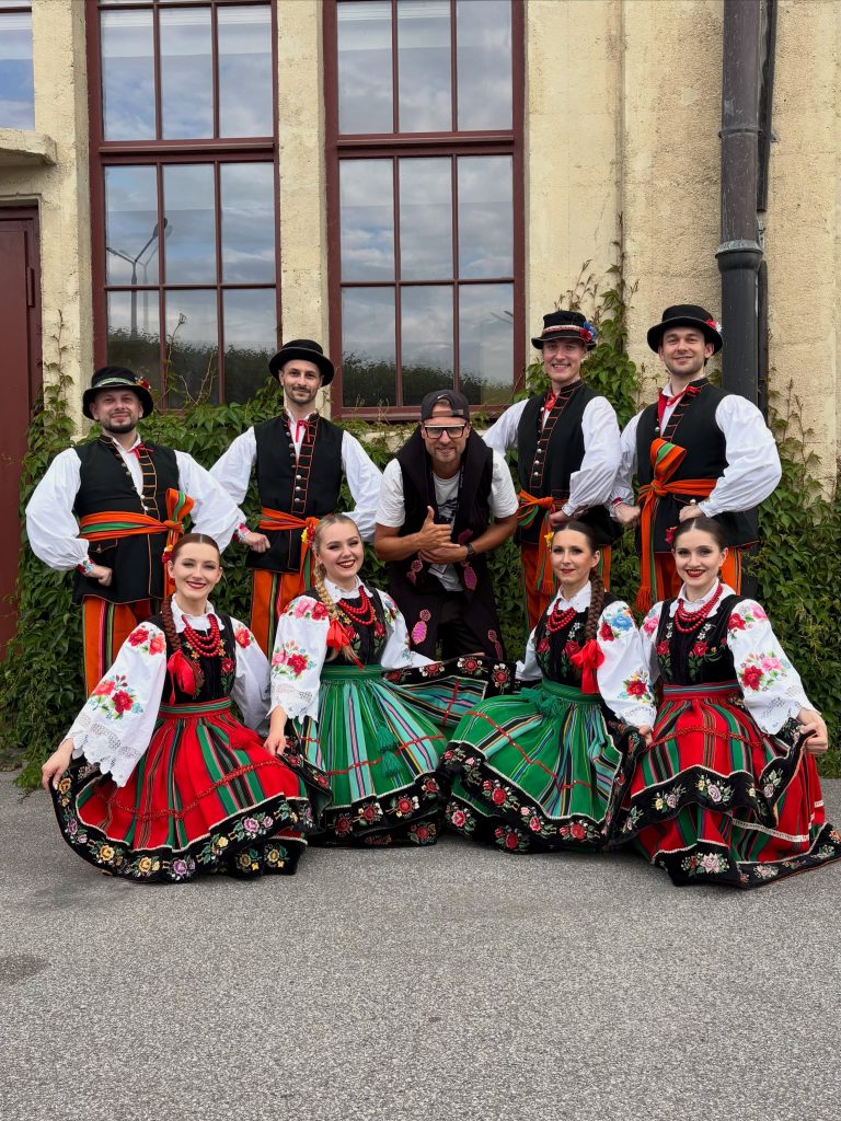 Zdjęcie grupowe tancerzy z zespołu z L.U.C. pod Halą Stulecia